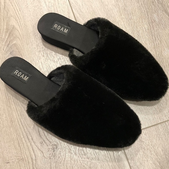 ROAM Cloud Mule Black Faux Fur Size 8 LIKE NEW - Picture 2 of 6